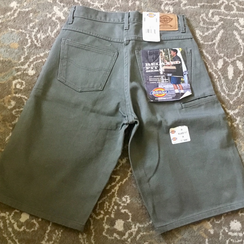 NWT VINTAGE NEW DICKIES DARK GREEN RELAXED FIT SHORTS MENS/BOYS SIZE 30!